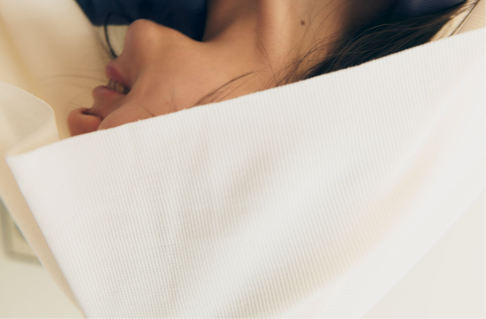 繊維の心地よさに包まれ、清潔感あふれるライフスタイルのワンシーン