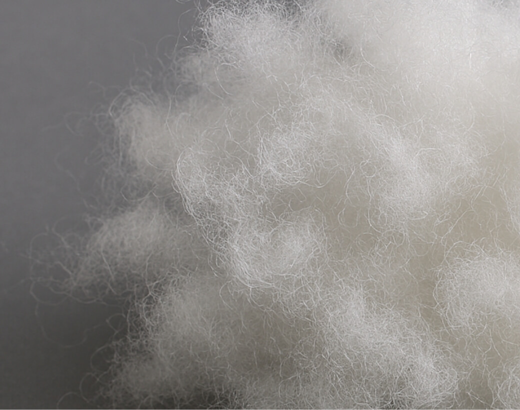 白い繊維の原料。創業時からの歴史と技術が一体となったものづくりのイメージ