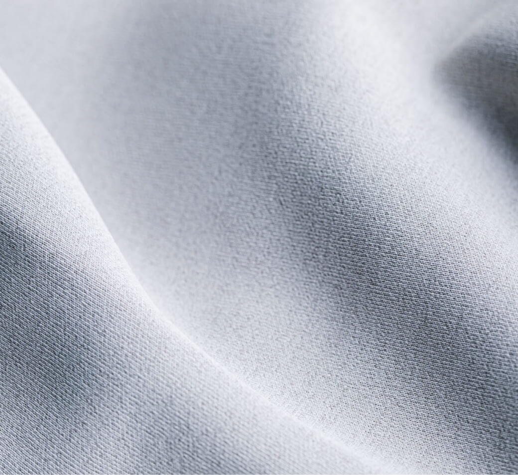 淡いブルーの精緻な織物生地。帝人フロンティアの技術力と、FILIFが提案する洗練されたくらしのイメージ