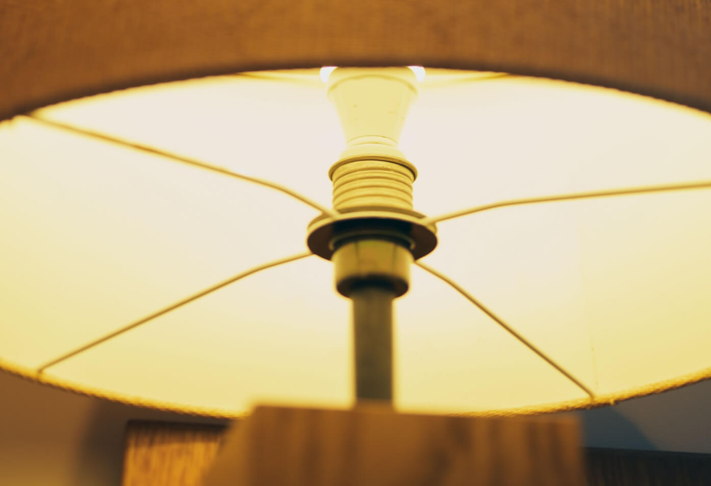 温かな光を灯すテーブルランプ。安らぎのある夜の時間を演出するイメージ