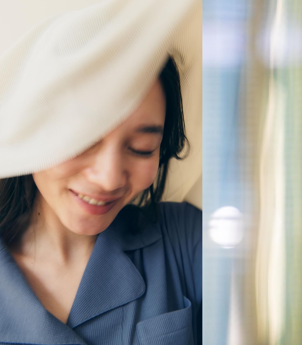 繊維の美しさ、可能性を表現した、光を纏う高機能繊維のクローズアップ