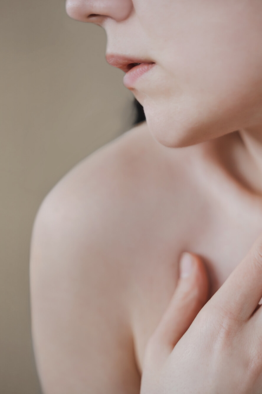 繊維テクノロジーがもたらす、健やかで美しい素肌を表現した横顔のイメージ