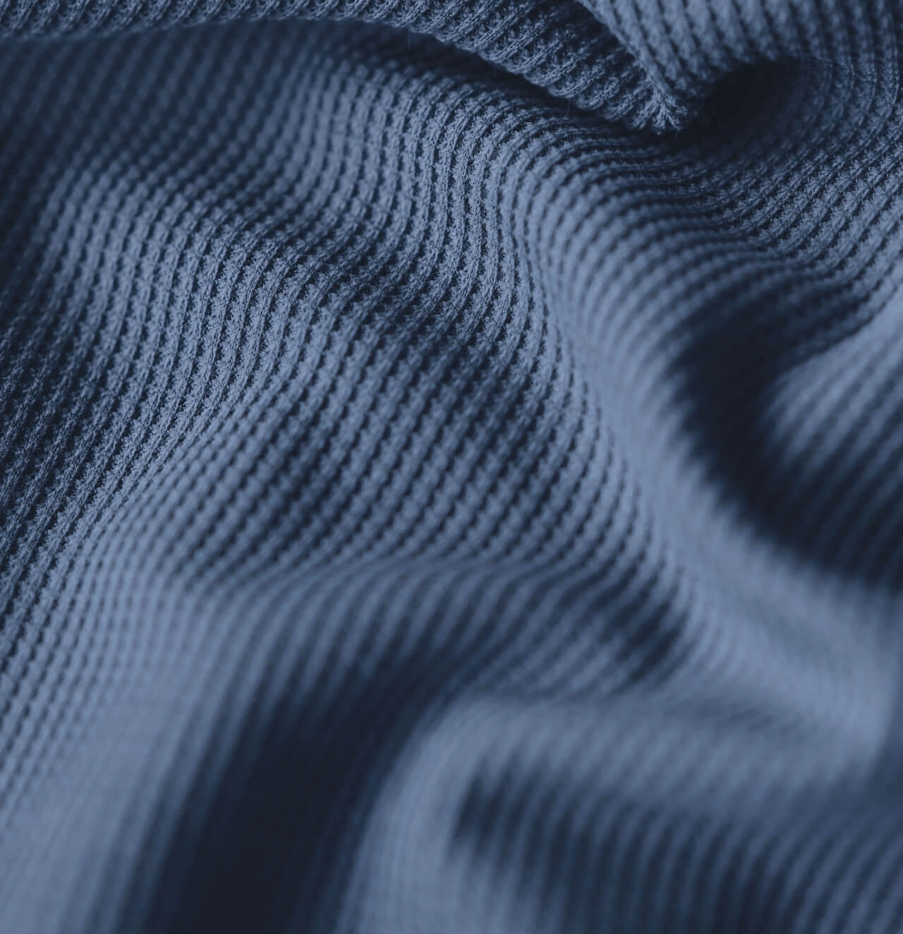 ワッフル生地のアップ。科学的設計に基づき、肌へのやさしさを実現する繊維の質感イメージ